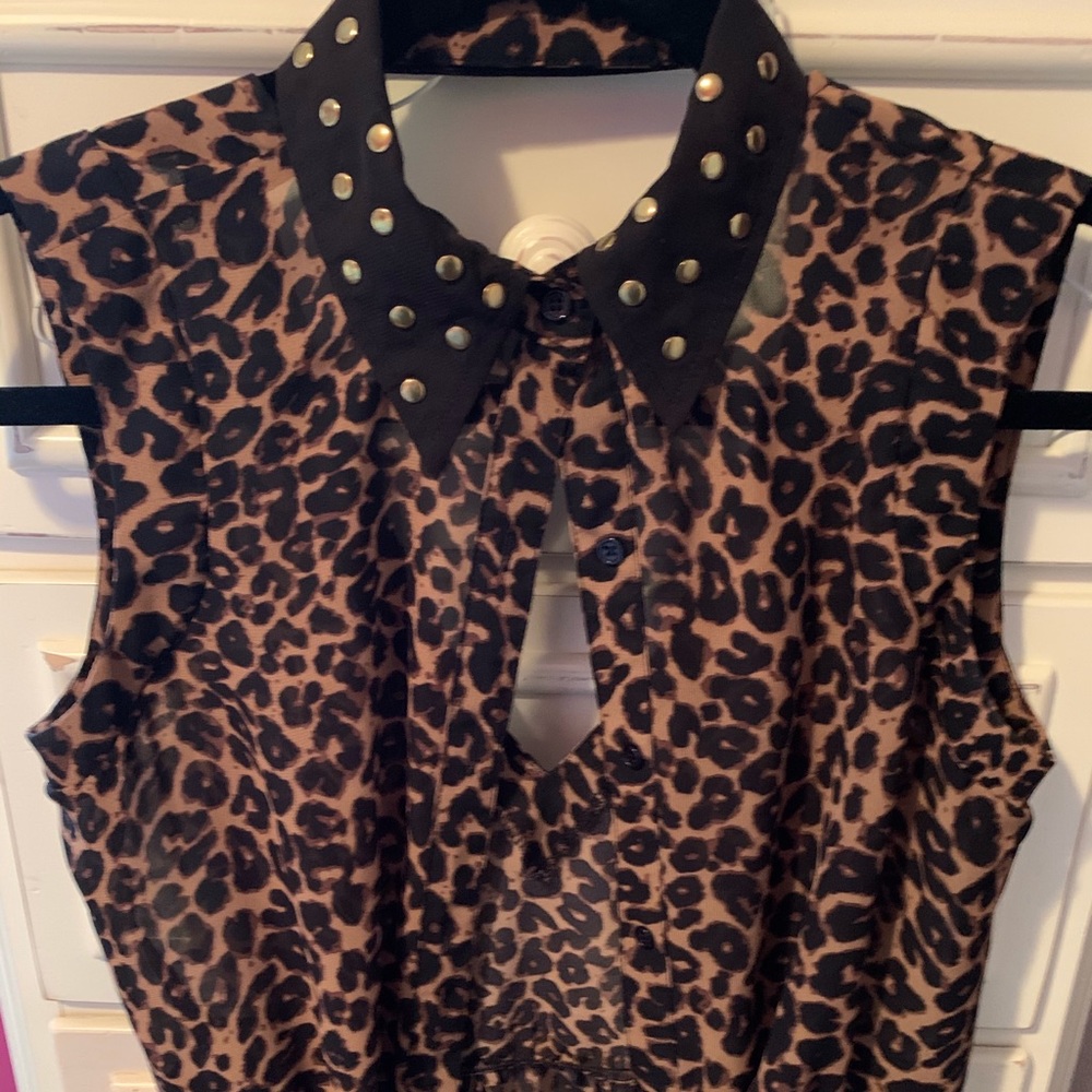 Button up sleeveless leopard top